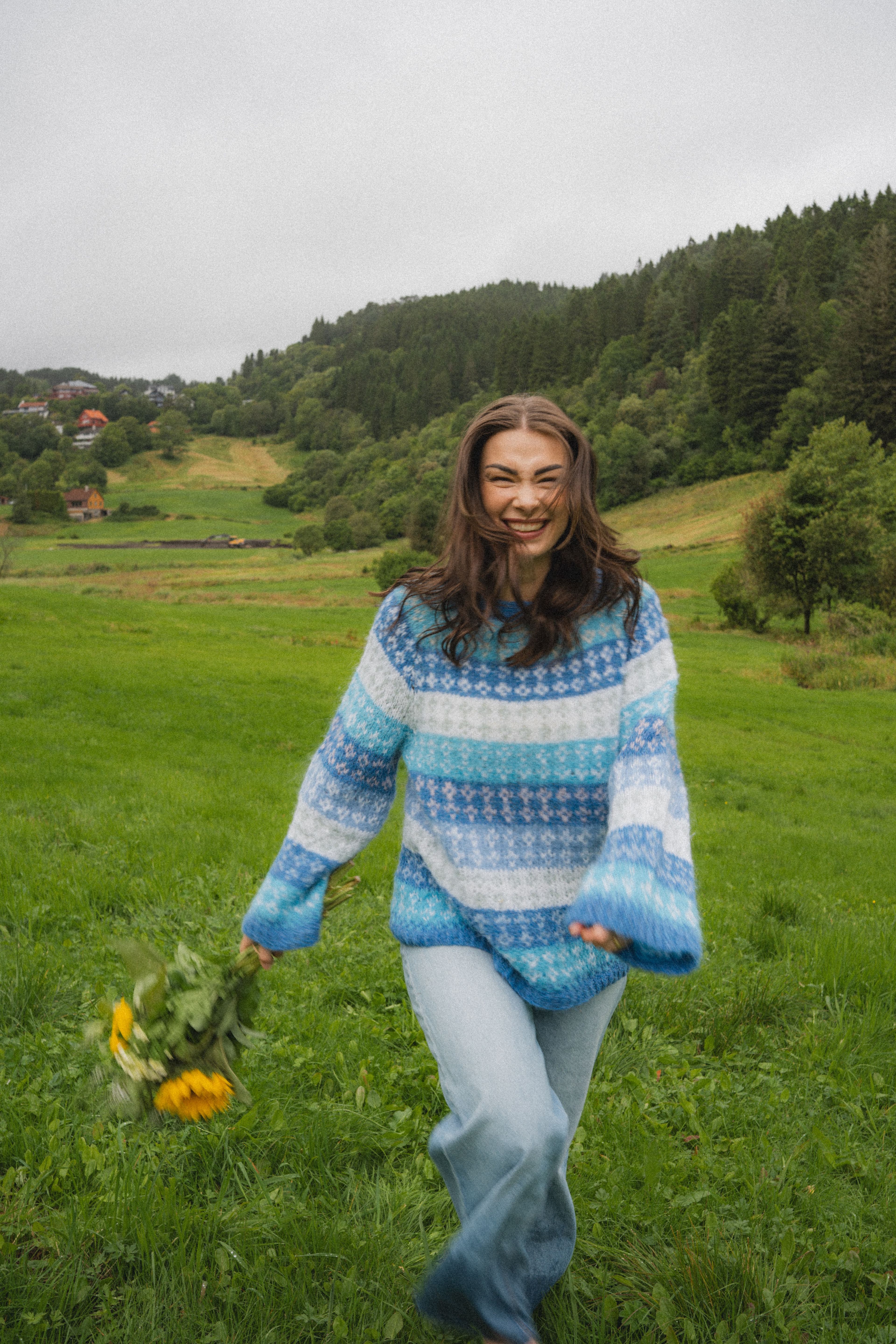 Brudepar under vielsen, fotografert i naturlig lys av Atelierlacroise